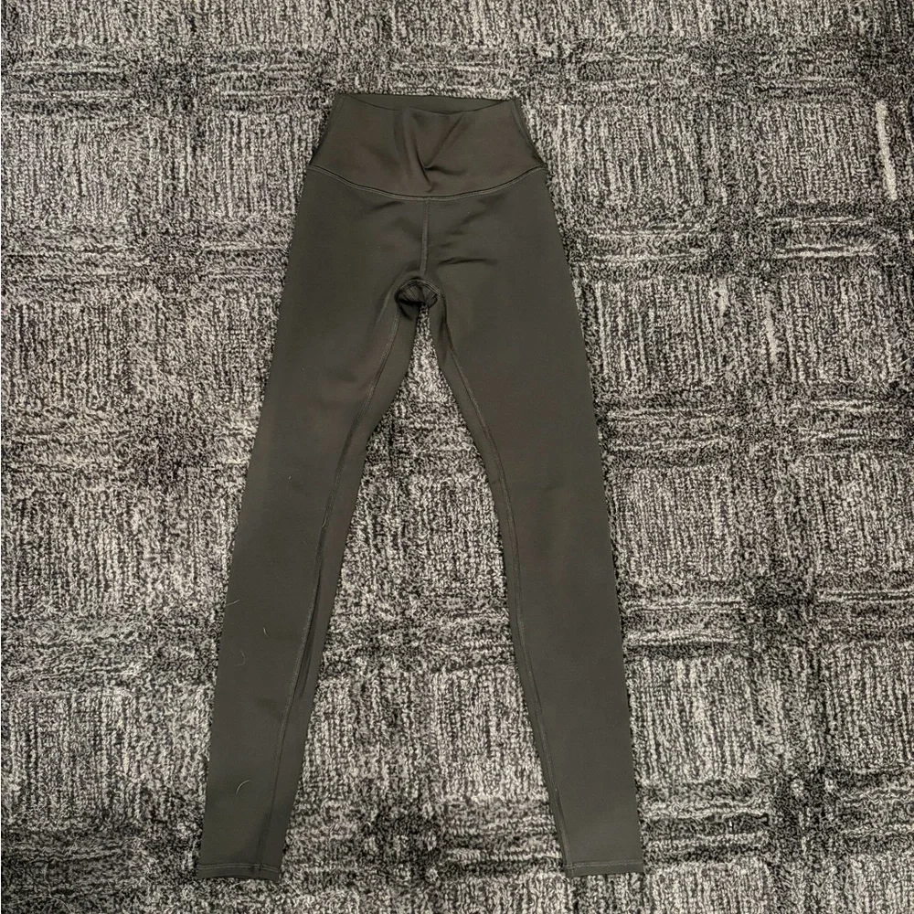 ALO Yoga 7/8 High-Waist Airlift Leggings - Picture 4 of 6